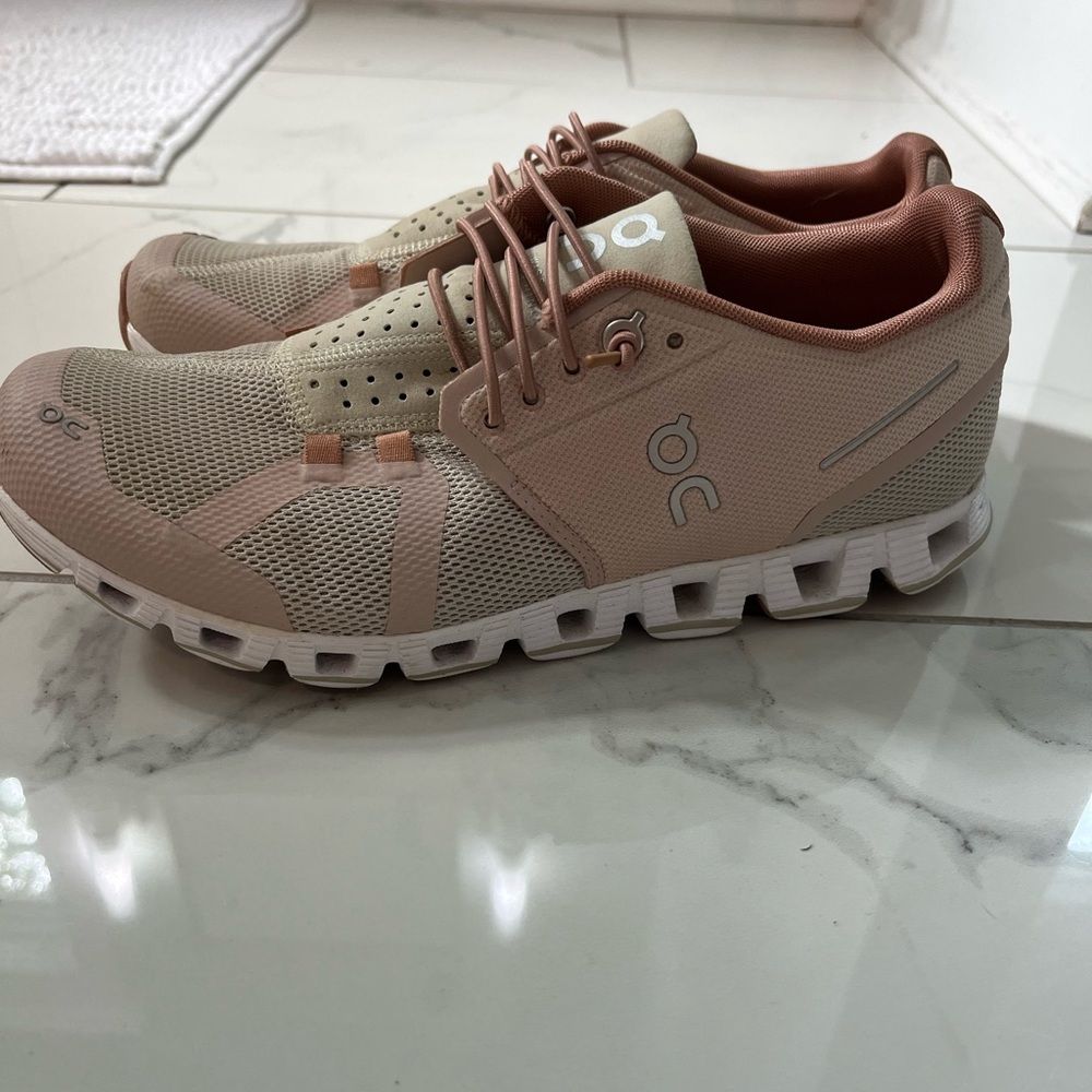 Neutral color OnCloud women’s size 8.5